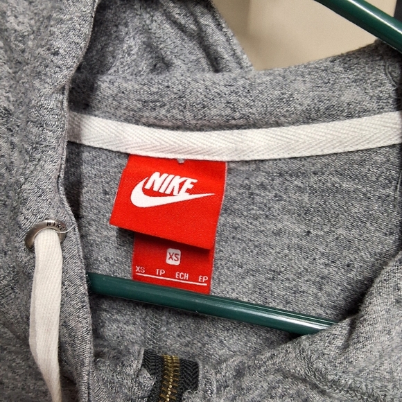 Nike Gray Sweatshirt Cozy and Stylish - Picture 3 of 9